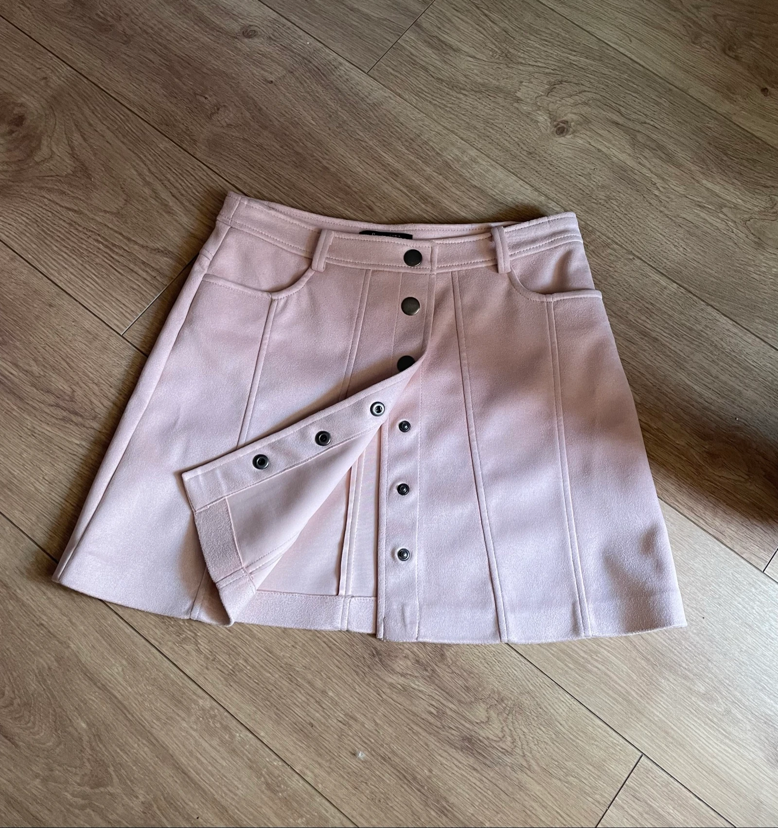 Falda con botones rosa Zara